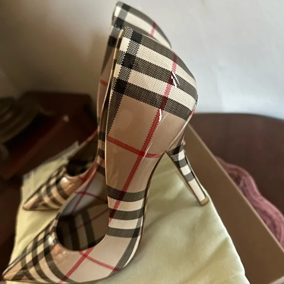 Burberry Aubri Patent Pump in Classic Archive Beige